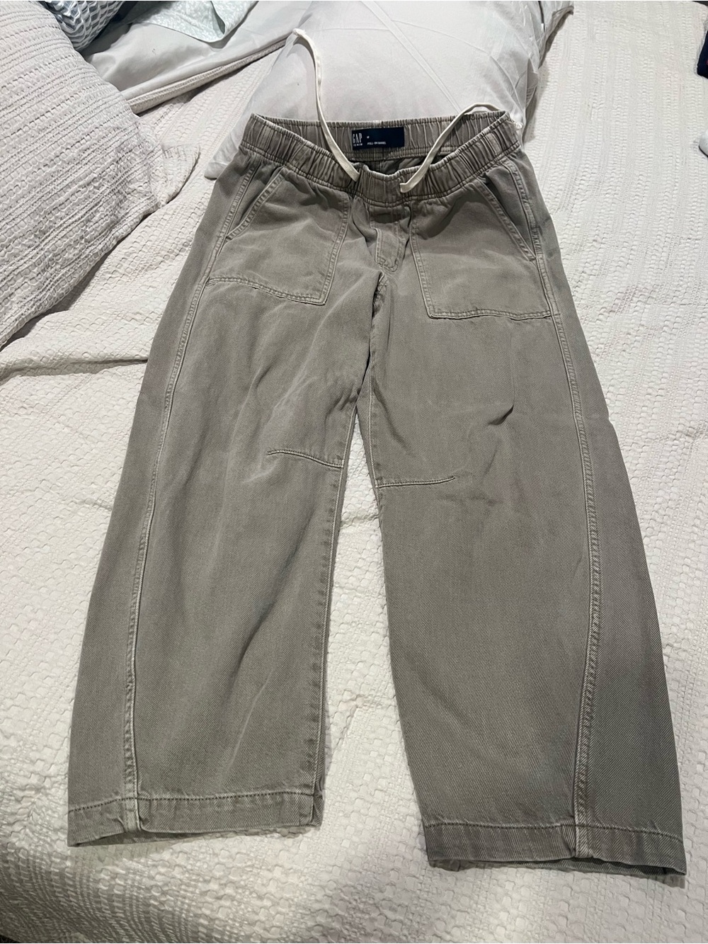 GAP women’s pull on barrel jeans